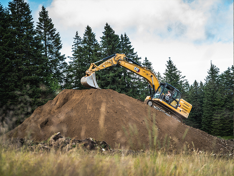 Dozer/excavator with GNSS mast